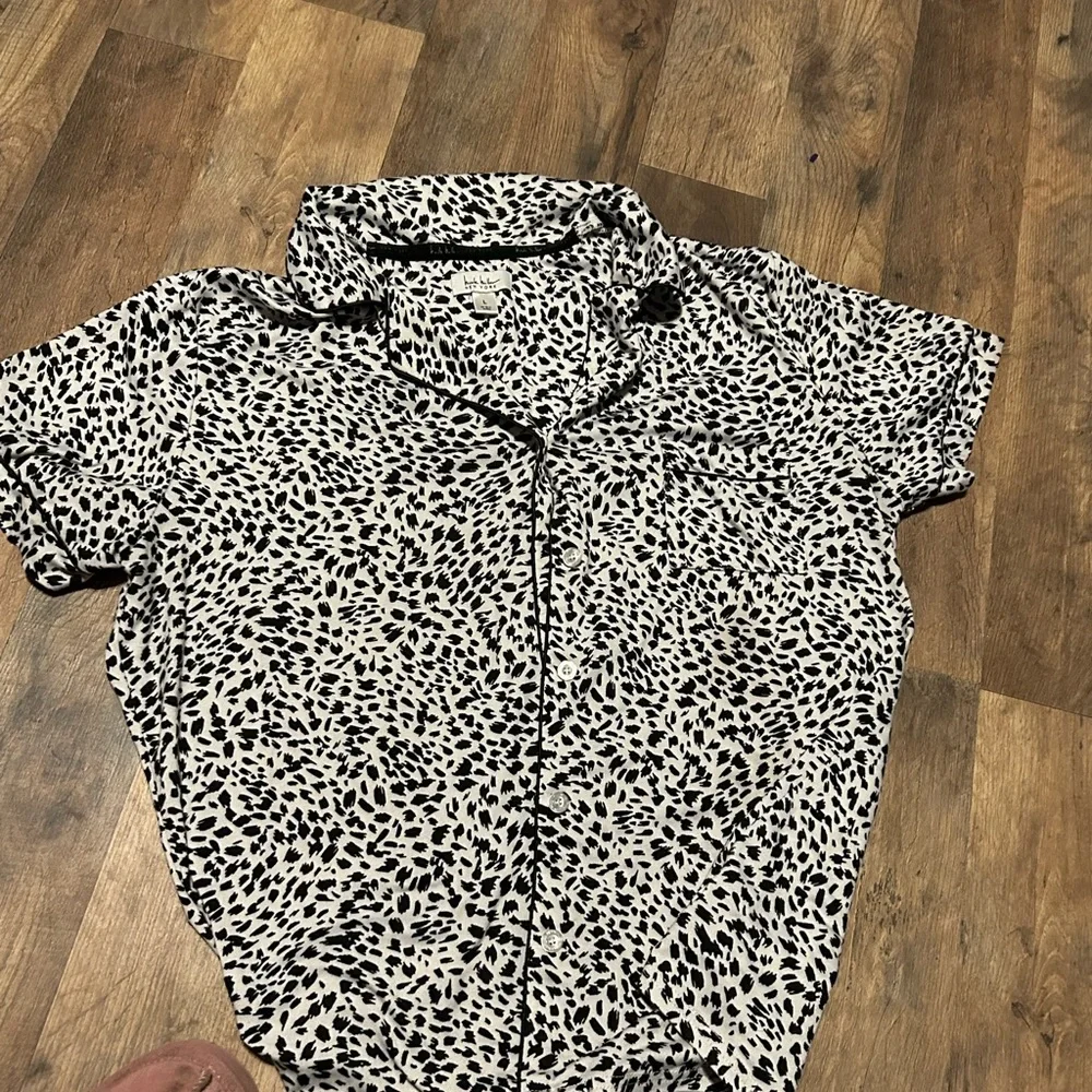 Michelle Miller two piece shirt and shorts lounge set. Size large with - Picture 2 of 5